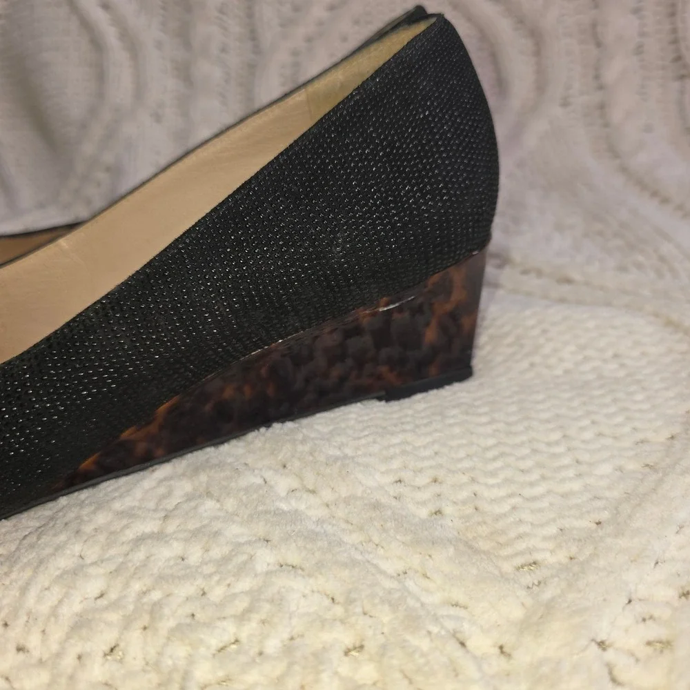 VTG Stuart Weitzman Textured Wedge Pump Black Tortoise Heel Womens 8.5 M - Picture 2 of 7